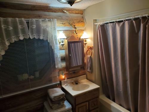 Lodge Waterfront Hidden Pines Log Cabin