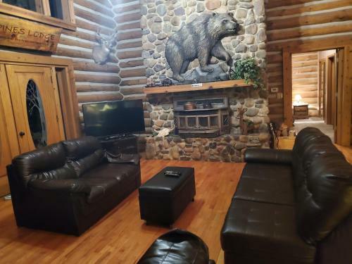 Lodge Waterfront Hidden Pines Log Cabin