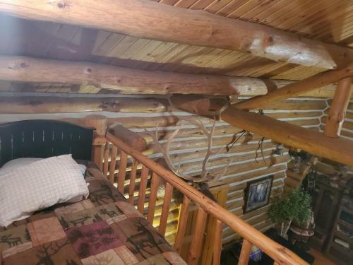 Lodge Waterfront Hidden Pines Log Cabin