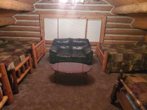 Lodge Waterfront Hidden Pines Log Cabin