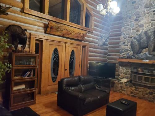 Lodge Waterfront Hidden Pines Log Cabin