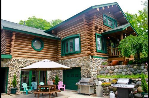 Lodge Waterfront Hidden Pines Log Cabin