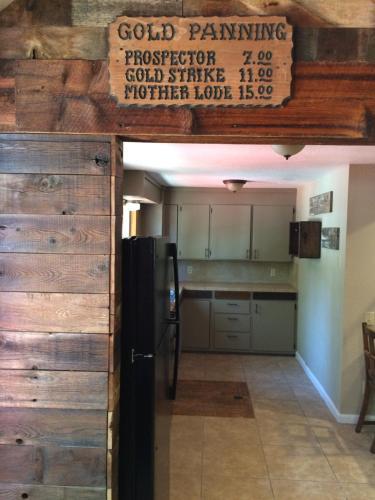 Shaver Lake Village Hotel