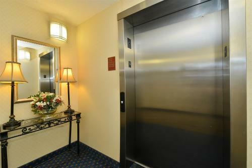 Hotel Best Western Plus Crossroads Inn & Suites