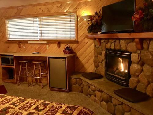Giant Oaks Lodge