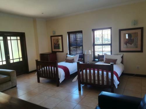 Hostal Moon And Sixpence Garden Guest House
