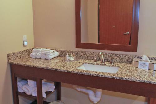 Hotel Heartland Inn And Suites