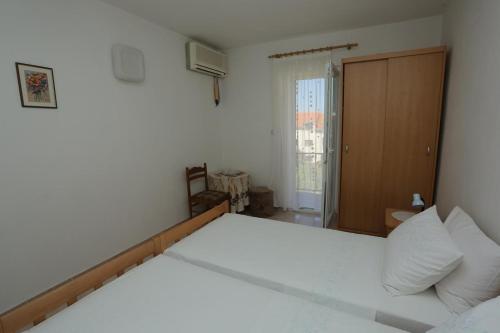 Apartments With A Parking Space Supetar, Brac - 2903