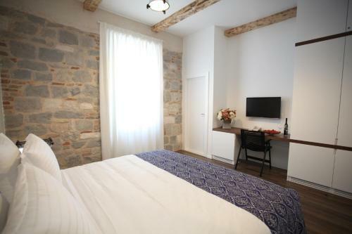 Hostal Azur Palace Luxury Rooms