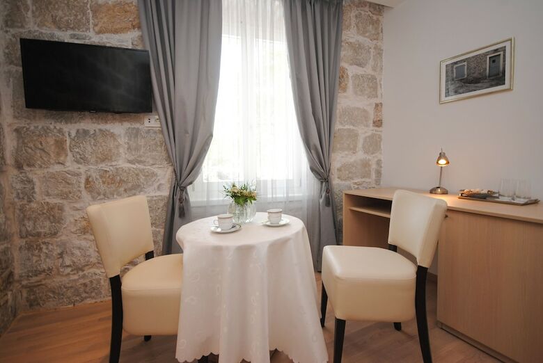 Hostal Lanterna Rooms