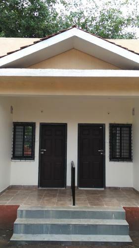 Hotel Whistling Waves Beach Resort