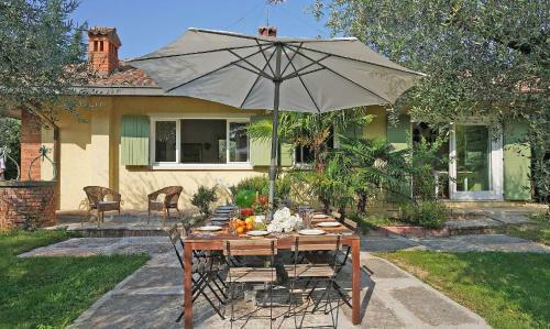 Villa Clara, Large Villa With Private Pool Steps From The Beach