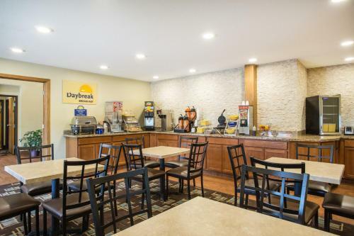 Hotel Days Inn By Wyndham Evansdale Waterloo