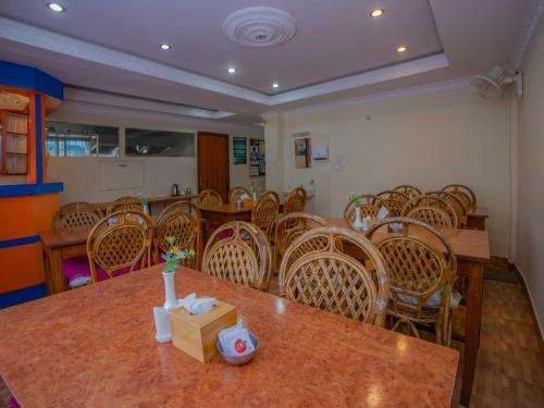Oyo 11454 Hotel Garuda Inn