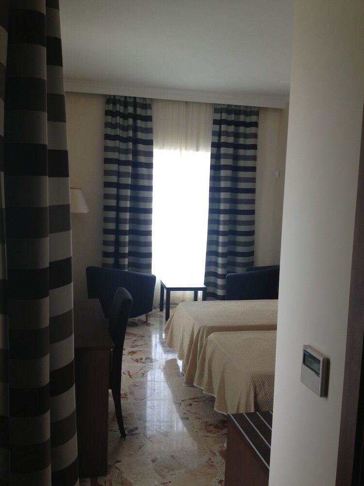 Grand Harbour Hotel