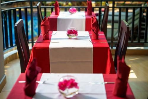 Hotel Reveal Courtyard In Reveal Angkor