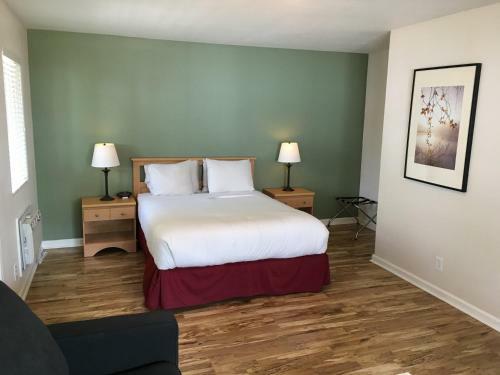 Hotel Clear Lake Cottages & Marina