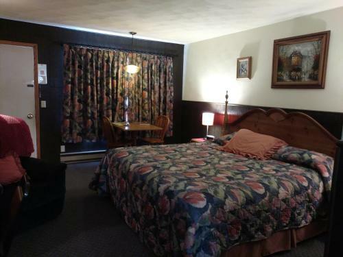 Crossroads Motel & Cabins