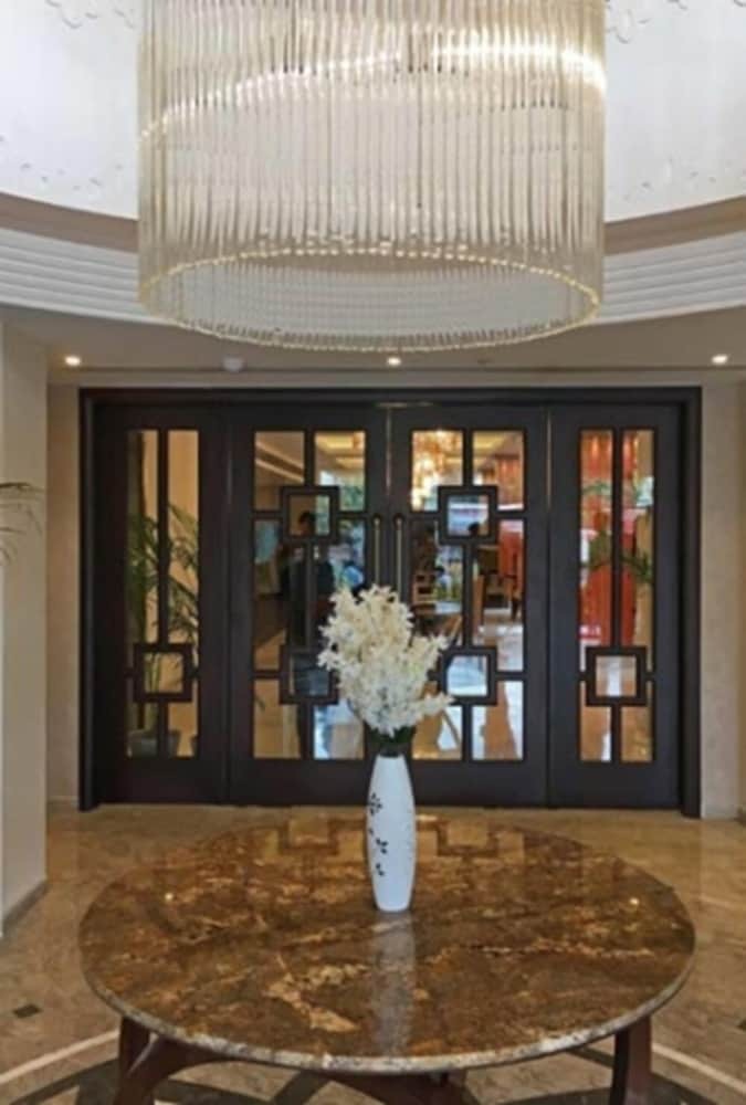 Hotel The Royal Phular