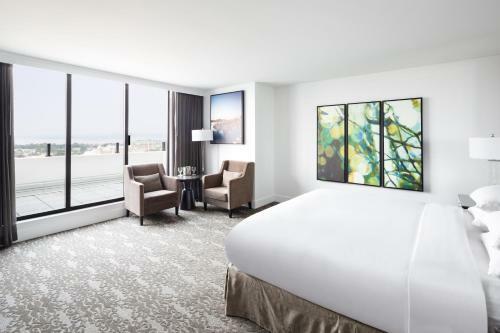 Doubletree By Hilton Hotel & Suites Victoria