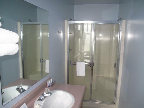 James Bay Inn Hotel, Suites & Cottage