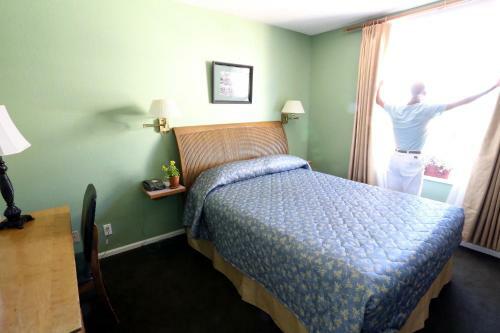 James Bay Inn Hotel, Suites & Cottage