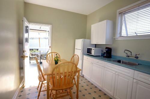 James Bay Inn Hotel, Suites & Cottage