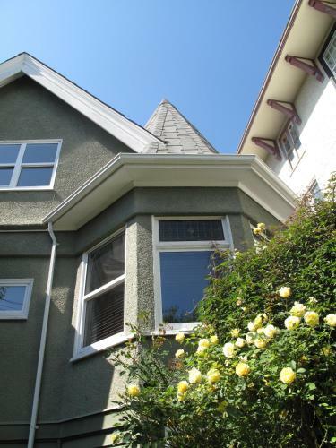 James Bay Inn Hotel, Suites & Cottage