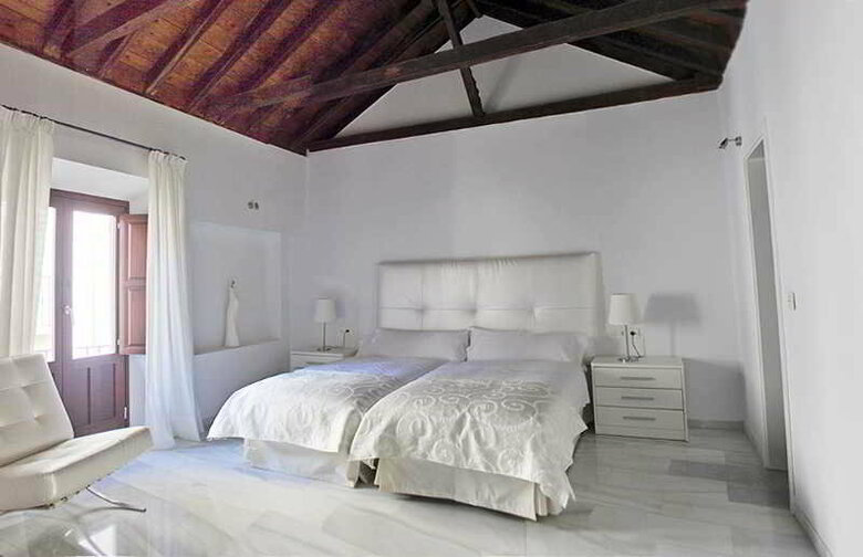 Aparthotel Elvira Suites