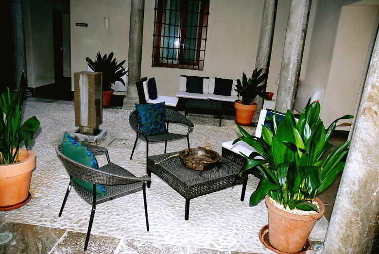 Aparthotel Elvira Suites