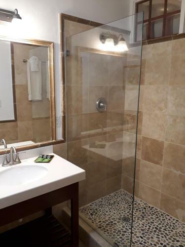 Hotel Admiral's Inn And Gunpowder Suites