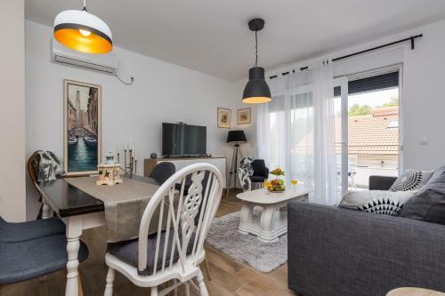 Hostal Apartments Marta