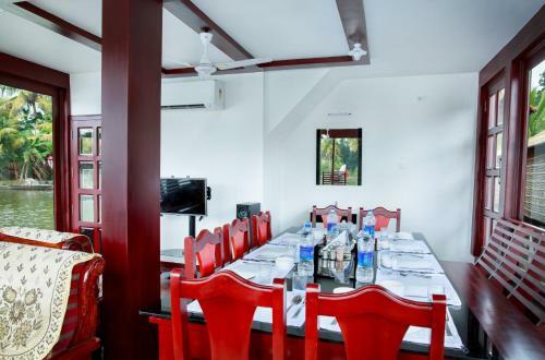 Hotel Shivaganga Houseboat