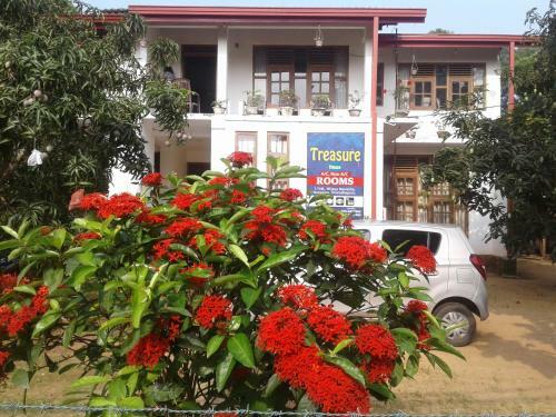 Hotel Treasure House Tourist Rest