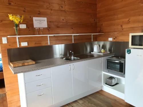 Somerset Beachside Cabin And Caravan Park