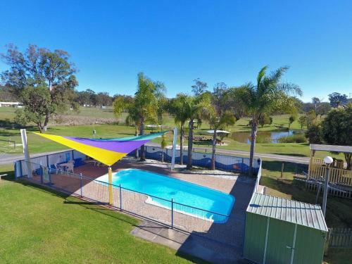Hotel Crows Nest Tourist Park