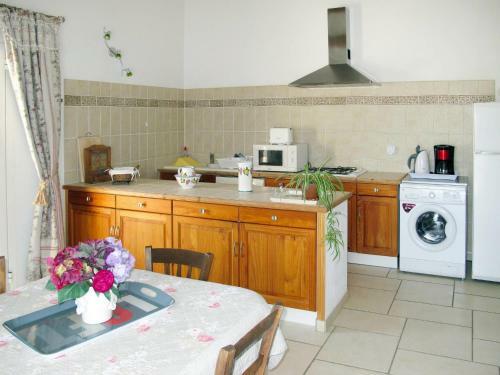 Holiday Home Les Vignes (Mbe100)