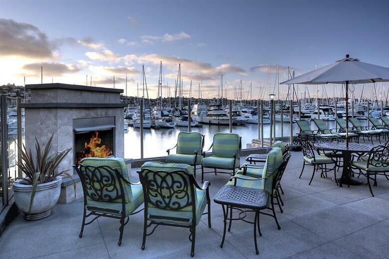 Island Palms Hotel & Marina (.)