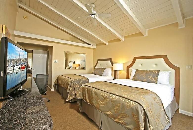 Island Palms Hotel & Marina (.)