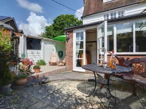 Charming Holiday Home In Cranbrook With Fireplace