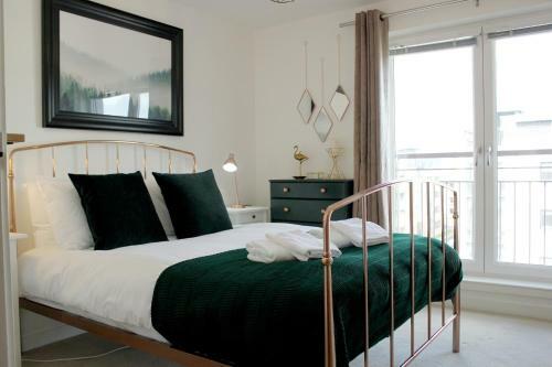 2 Bedroom Apartment With Free Parking Sleeps 4