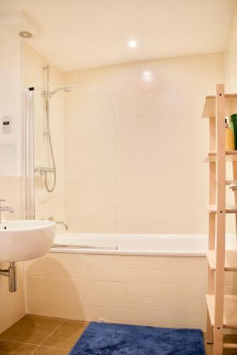 2 Bedroom Apartment With Free Parking Sleeps 4