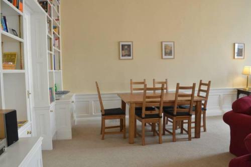 Apartamento 2 Bedroom Georgian Flat In New Town Accommodates 5