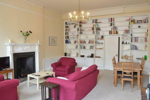 Apartamento 2 Bedroom Georgian Flat In New Town Accommodates 5