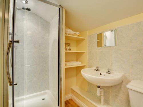 Spacious Cottage In Narborough With Garden