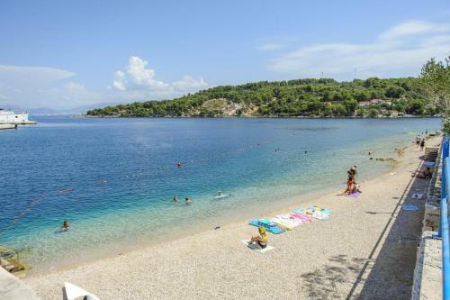 Apartments By The Sea Rogac, Solta - 5166