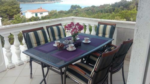 Apartments By The Sea Necujam, Solta - 11090