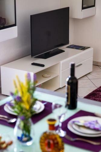 Apartments By The Sea Necujam, Solta - 11090