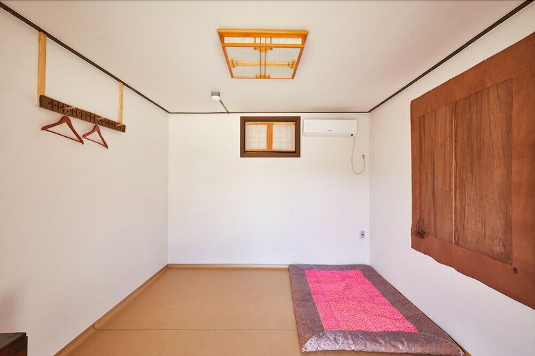 Hotel Choongsindang Hanok Traditional House