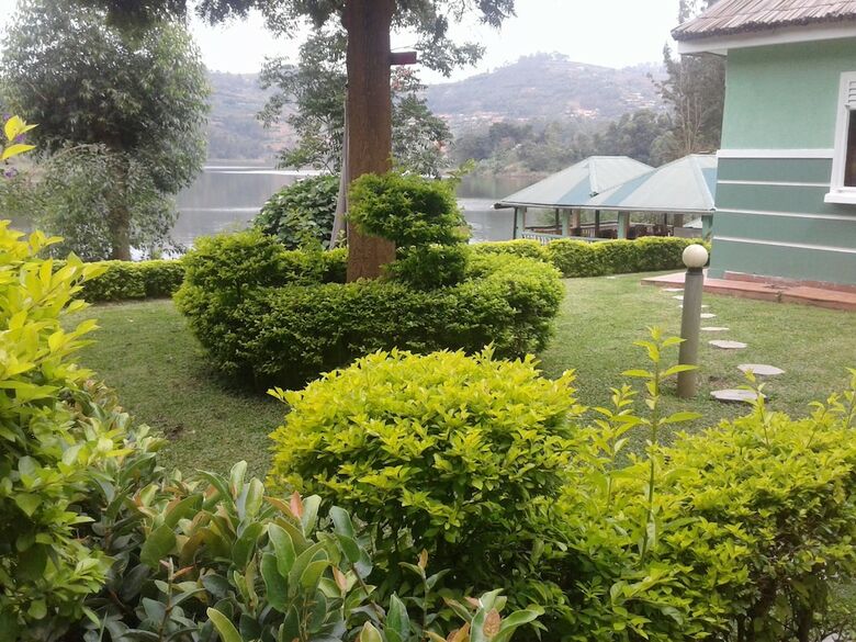 Hotel Bunyonyi Safaris Resort